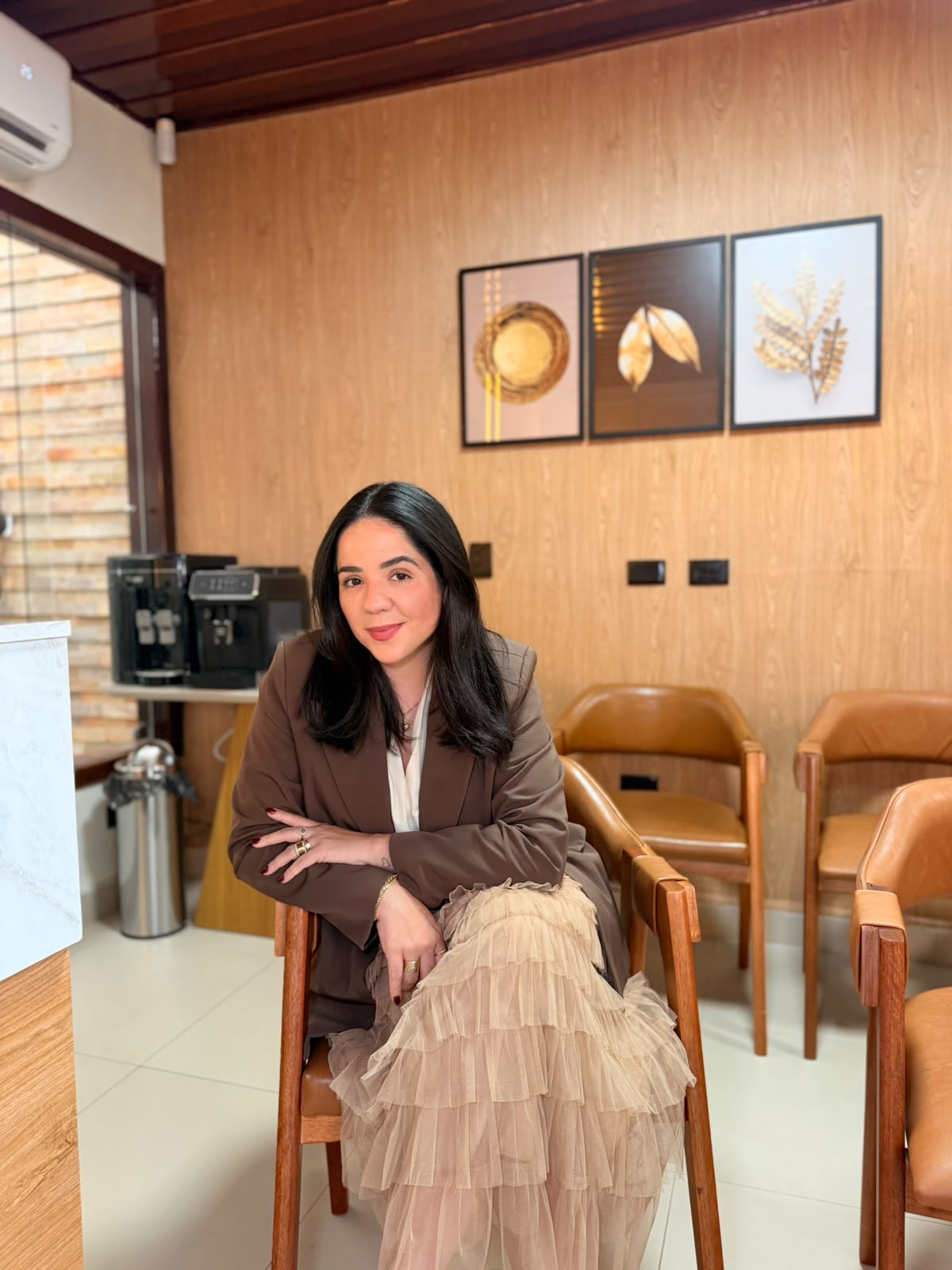 Hohana sentada na área de recepção da clínica