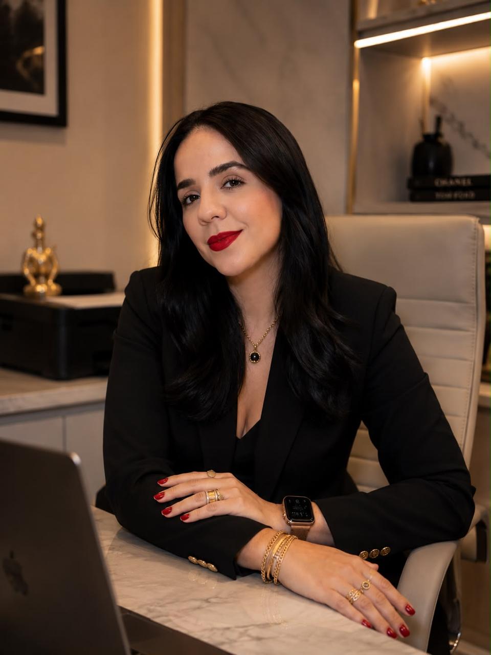 Hohana Lessa de blazer preto, sentada à mesa da clínica
